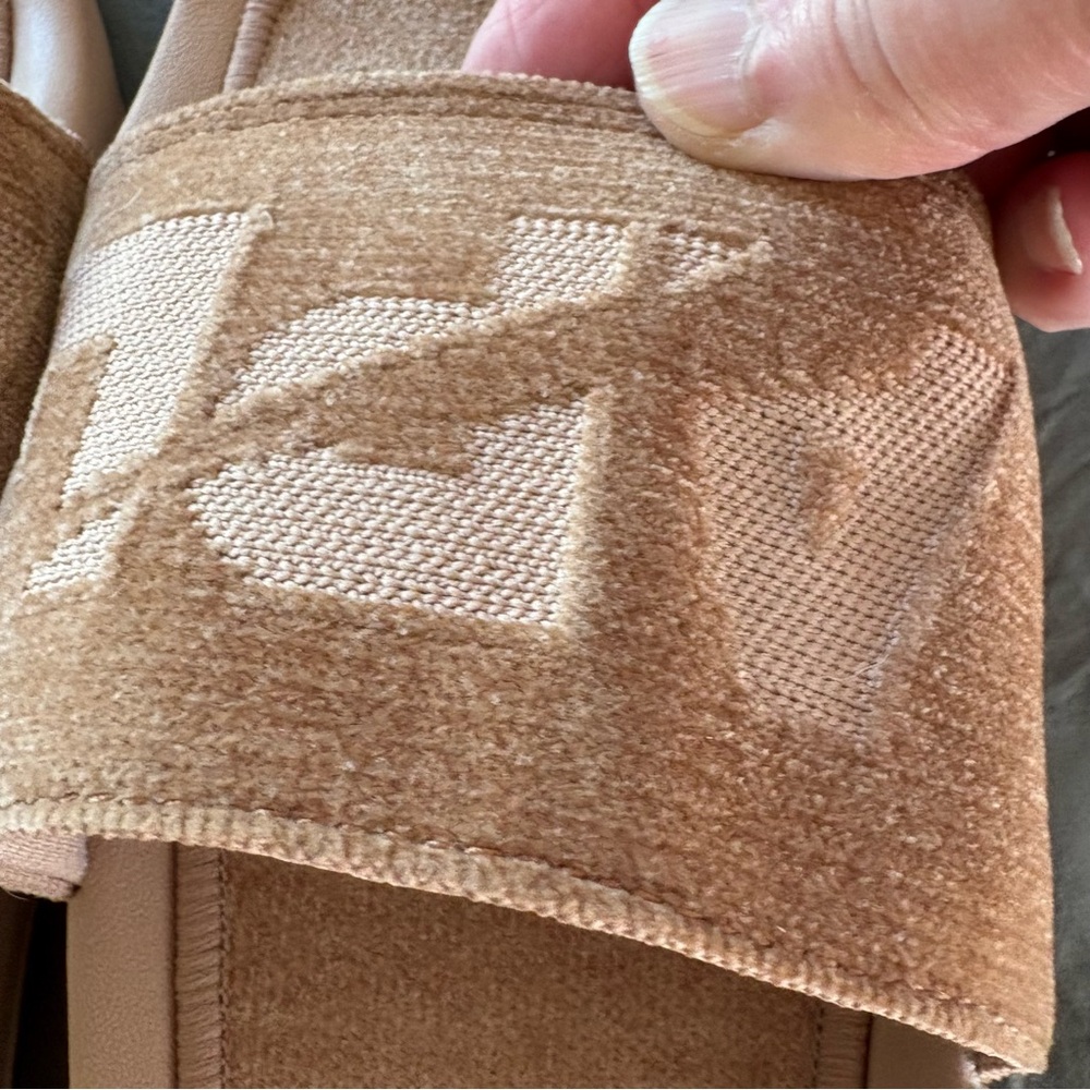 APL Techloom Velvet Slides Caramel. Size 9. - Picture 11 of 12